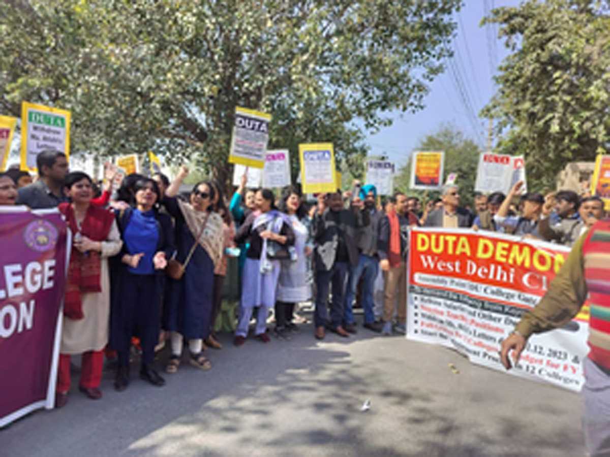 डीयू शिक्षकों के वेतन में देरी, हड़ताल पर उतरे 12 कॉलेज के शिक्षक डीयू शिक्षकों के वेतन में देरी, हड़ताल पर उतरे 12 कॉलेज के शिक्षक